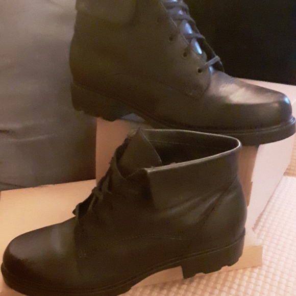 Womans Boots - Picture 4 of 8